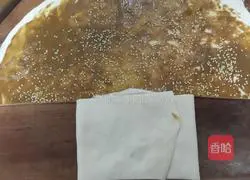 Illustration of how to make sesame sauce layer cake 7