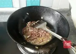 Illustration of how to make fried pancakes with cucumber slices 2