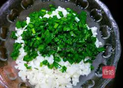 Illustration of how to make water chestnut and pork belly patties 3