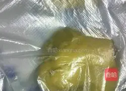 Illustration of how to make crispy bean paste egg yolk cake 2