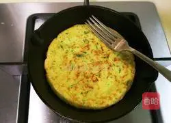 Illustration of how to make burnt cucumber egg pancake 11