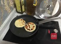 三Illustration of how to make fresh stuffed pie 3