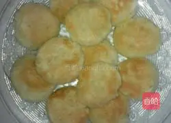 Illustration of how to make white potato pancakes 4