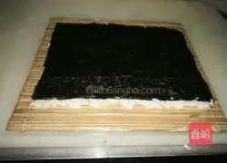 Illustration of how to roll sushi front and back 4