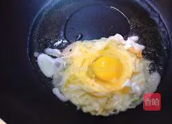 Illustration of how to make shredded potato egg pancake 5