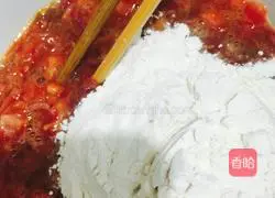 Illustration of how to make tomato, beef and egg pancakes 3