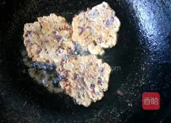 Illustration of how to make peanut and purple cabbage pancakes 11