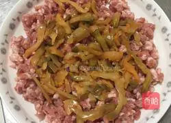 Illustration of how to make steamed meat cakes with pickled mustard 3