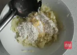 Illustration of how to make pan-fried potato pancakes 5