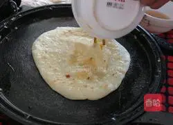 Illustration of how to make egg-filled pancakes 2