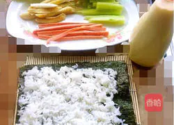 Illustration of how to make sushi with cucumber and ham sausage in Korean bibimbap sauce 1