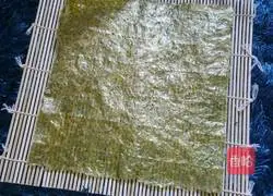 Illustration of how to make tuna corn sushi 4