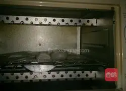 Illustration of how to make crystal cornmeal cake 9