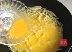 Illustration of how to make shredded potato egg pancake 5