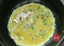 Illustration of how to make ham and egg pancakes 4