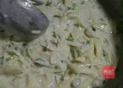 Illustration of how to make potato pancakes 1