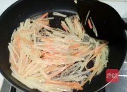 Illustration of how to make meat floss, potato and egg pancake 5