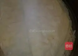 Illustration of how to make shredded pork burritos with Beijing sauce 10