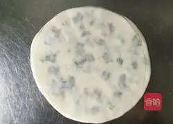 Illustration of how to make dumpling skin scallion pancakes 8