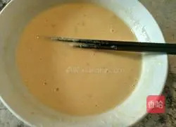 Illustration of how to make banana egg pancake 3
