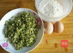 Illustration of how to make fried locust flower cake 1