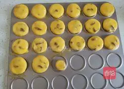 Illustration of how to make coconut raisin crisp 9