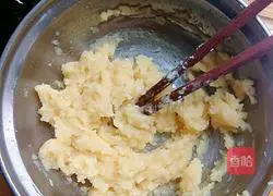 Illustration of how to make hand cake 4