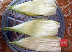 Illustration of how to make fresh corn leaf cake 9