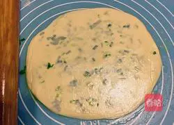 Illustration of how to make scallion pancake (dumpling skin version) 11