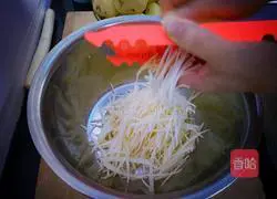 Illustration of how to make potato pancakes 2