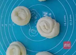 Illustration of how to make scallion pancake 9