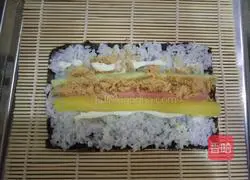 Illustration of how to make egg-skin cherry blossom sushi roll 6