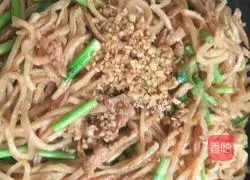 Illustration of how to make stir-fried pancakes with shredded pork and garlic moss 9