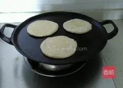 Illustration of how to make scallion pancakes 10