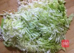 Illustration of how to make cabbage fried pancakes 2