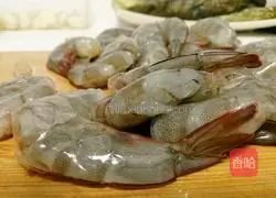 Illustration of how to make fried shrimps with egg pancakes 2