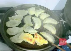 Illustration of how to make fried dumplings (electric pancake version) 4