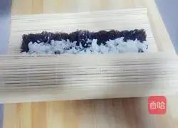 Illustration of how to make homemade sushi rolls 8