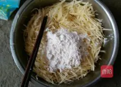 Illustration of how to make crispy potato pancakes 2