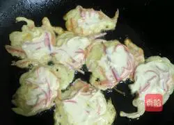 Illustration of how to make shredded radish, potato and egg pancakes 3