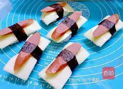 Illustration of how to make sausage and cheese sushi 8