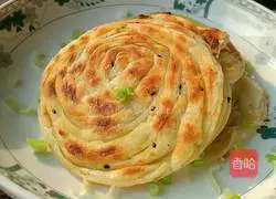 Illustration of how to make green onion hand cakes 19