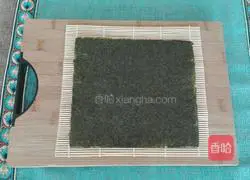 Illustration of how to make meat floss, banana and cucumber sushi 7