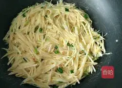 Illustration of how to make shredded potato and egg pancakes 6