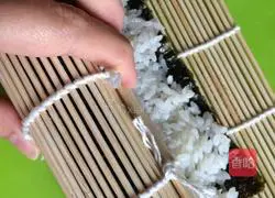 Illustration of how to make simple sushi at home 9