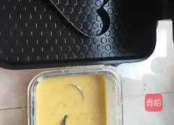 Illustration of how to make banana egg pancake 6