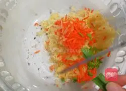 Illustration of how to make egg and potato pancakes 3