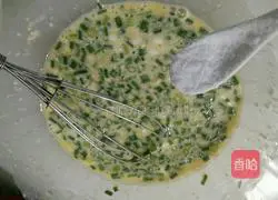 Illustration of how to make scallion egg pancake 9