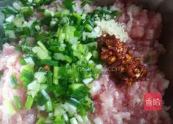 Illustration of how to make pork and green onion pancakes 3