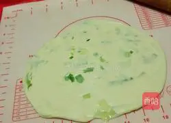 Illustration of how to make scallion pancake 9